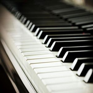 王秋儿蕾丝三角裤跳钢管舞
